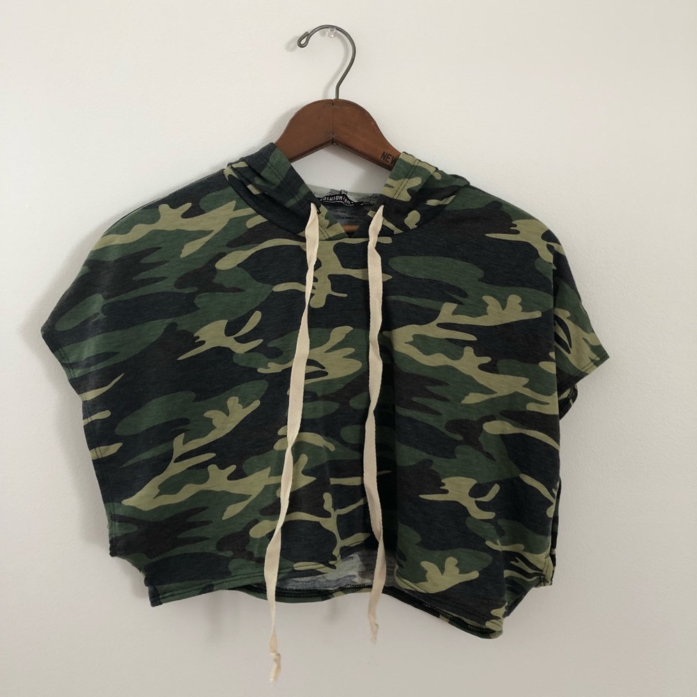CROPPED CAMOUFLAGE TOP WITH HOOD